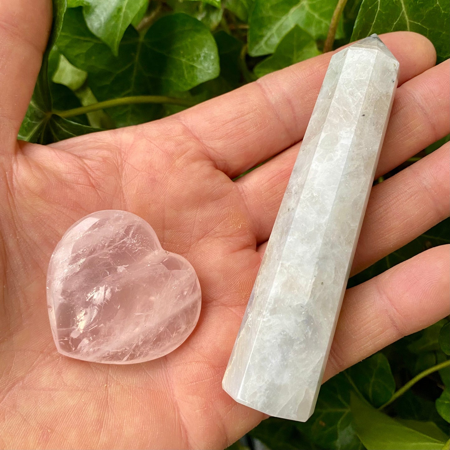 Kärlekspresent - Rainbow Moonstone Obelisk och Rose Quartz Heart Kärlekspresent - Rainbow Moonstone Obelisk och Rose Quartz Heart