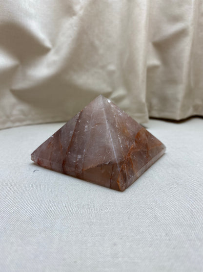 Hæmatoidkvarts pyramide 7,5 x 5 cm